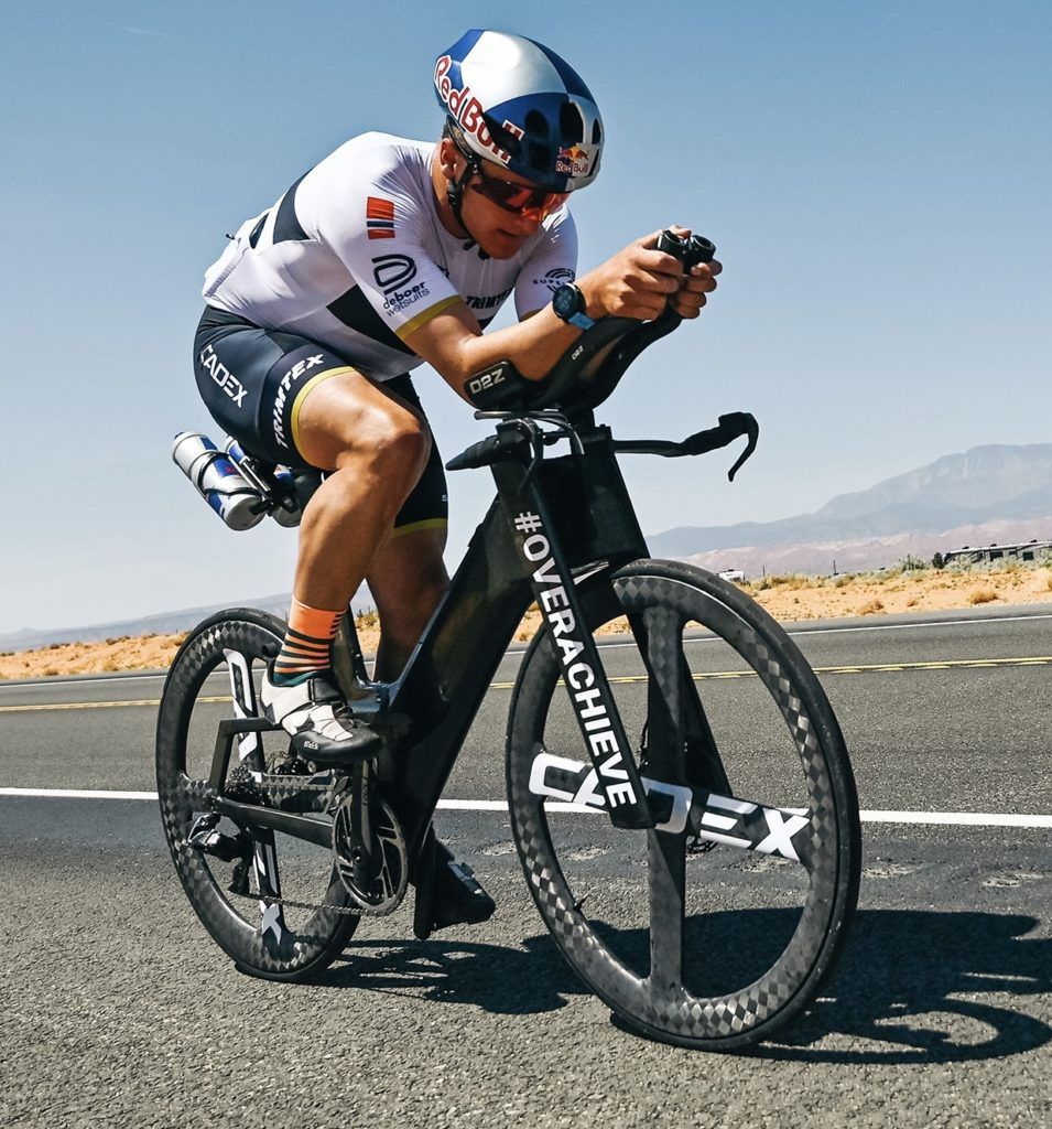 Humoristisch helper micro Kristian Blummenfelt doet gooi naar wereldtitel Ironman op bijzondere fiets  – 3athlon.be