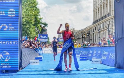 David Castro klopt Jonny Brownlee op het EK in Madrid (foto: FETRI)