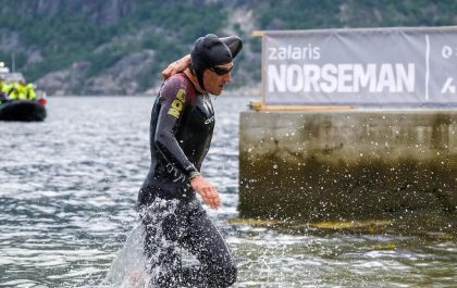 Sebastian Kienle komt als eerste uit het water in de Norseman Extreme triatlon (foto: Norseman/Lars-Erik Benne)