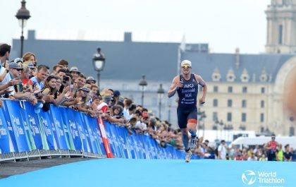 Kristian Blummenfelt aan de finish van het olympisch test-event in Parijs (foto; World Triathlon/Wagner Araujo)