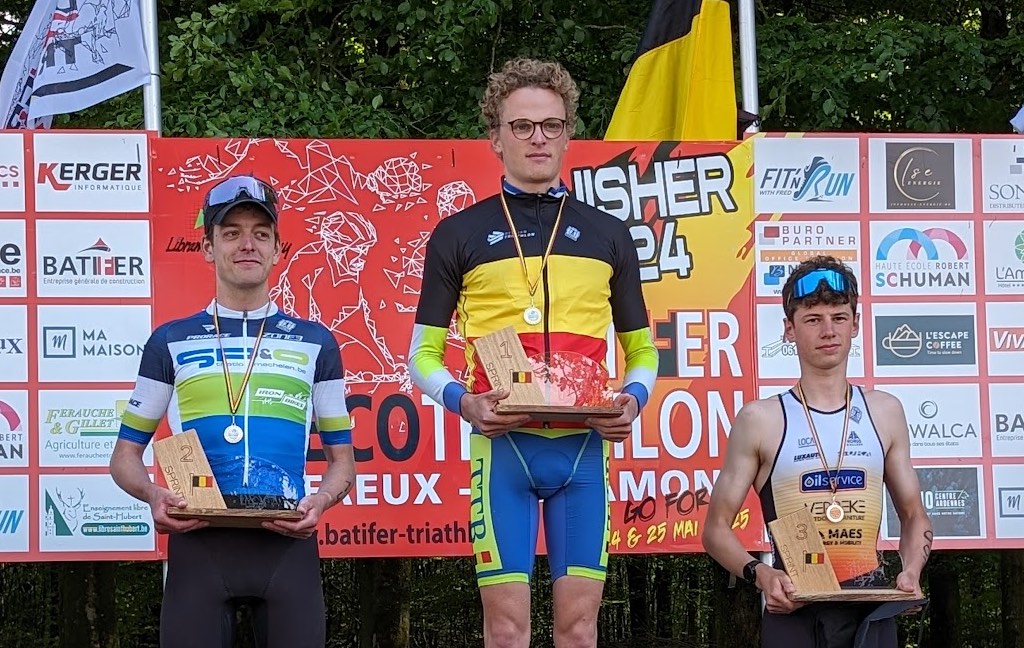 Adrien Deharre tussen Dieter Boeye en Ibe Baelde op het podium van het BK sprinttriatlon (foto: 3athlon.be)