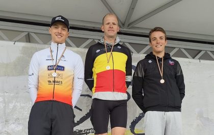 Belgisch kampioen aquabike Pieter Heemeryck tussen Lennert Cappan (l) en Niels Vanhove (r) (foto: 3athlon.be)