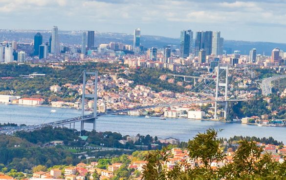De Bosporusbrug in Istanbul tussen Europa en Azie (foto: Wikimedia/Julia Sumangil)