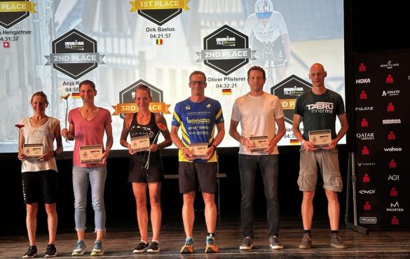 Dirk Baelus (r) winnaar van de M45 categorie op de award ceremony van de 70.3 Ironman Kraichgau (foto: Rene Delbaere)