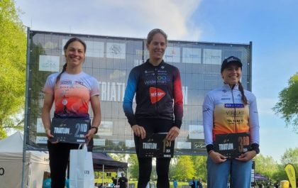 Katrien Verstuyft met Marie Luyckx en So,nja Skevin op het podium in de Viven kwarttriatlon in Damme (foto: 3athlon.be)