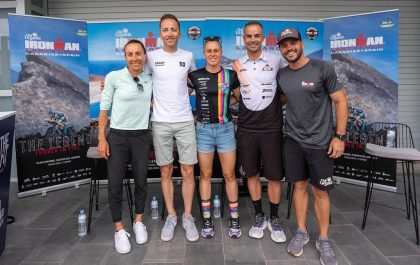 Kenneth Vandendriessche met onder andere Anne Haug (l) bij de persconferentie van de Ironman Lanzarote (foto; Ironman Lanzarote/James Mitchell)