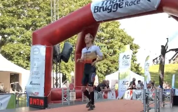 Joran Driesen wint de triatlon van Brugge (foto: 3athlon.be)