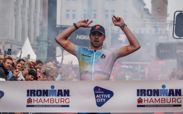 De Duitse triatleet Lars Wichert wint de Ironman Hamburg bij de age groupers in een nieuw wereldrecord (foto: Ironman/Ingo Kutsche)