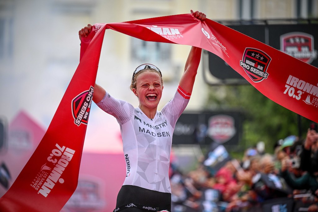De Deense triatlete Laura Madsen wint de 70.3 Ironman Sables d'Olonne (foto: Ironman/Bartlomiej Zborowski)