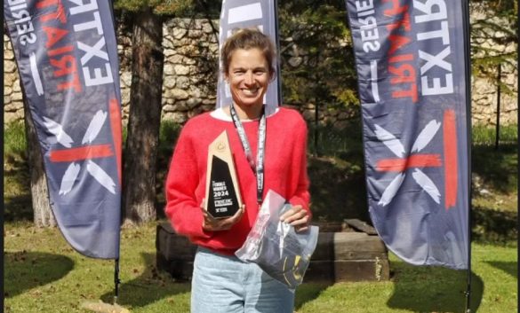 Winnares Natalie Franken bij de prijsuitreiking van de Pirene Extreme Triatlon (foto: Pirene Extreme Triatlon)