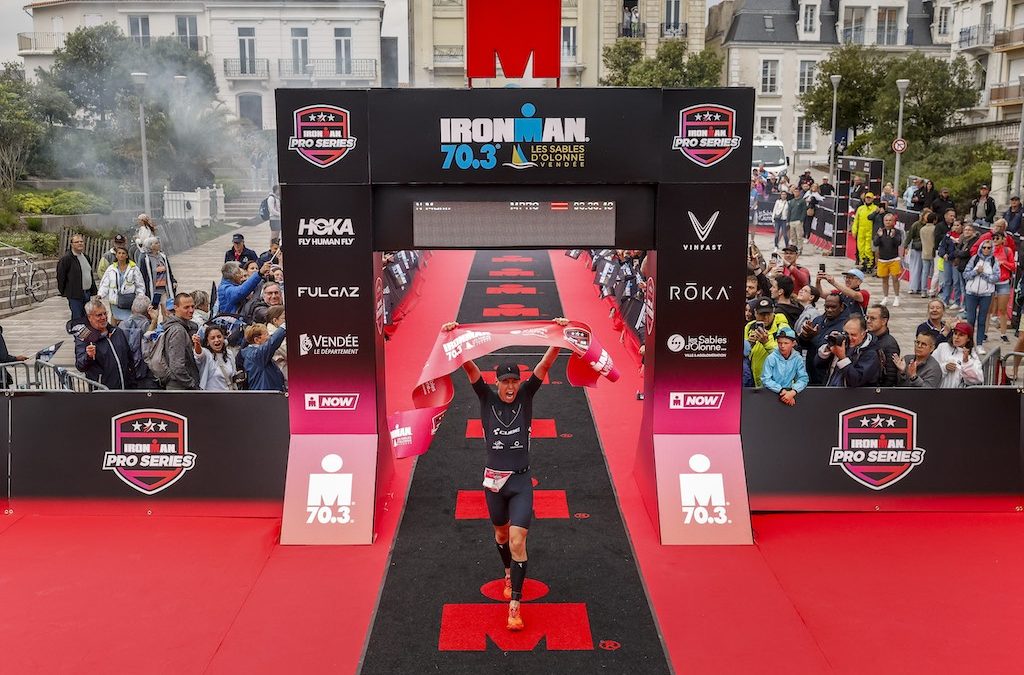 Young Guns Nicolas Mann en Laura Madsen winnen spannende 70.3 Ironman Pro Series in Sables d’Olonne