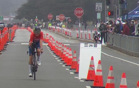 Taylor Knibb pakte een mega voorsprong in de 80 km fietsen in de T100 San Francisco triatlon (foto; 3athlon.be)