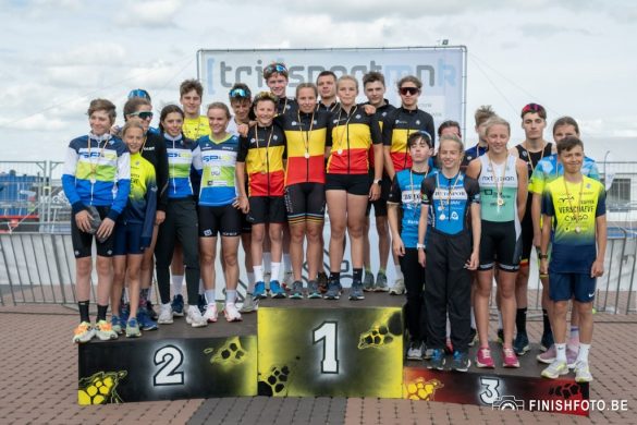 Alle kampioenen en medaillewinnaars van het BK triatlon bij de jeugd in Kinrooi (foto: Finishfoto.be/Jim De Sitter)