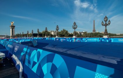 De finish zone van de olympische triatlon boven op de Pont Alexandre III (foto: World Triathlon/Wagner Araujo)