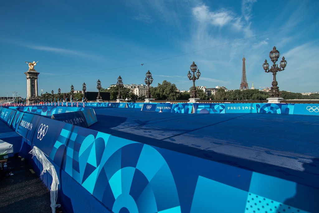 De finish zone van de olymppische triatlon boven op de Pont Alexandre III (foto: World Triathlon/Wagner Araujo)