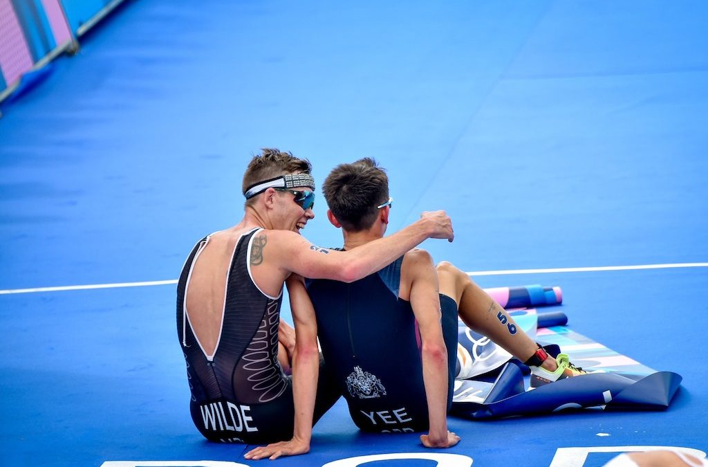 Goud en zilver zit dicht bij elkaar, letterlijk in het geval van triatleten Alex Yee en Hayden Wilde