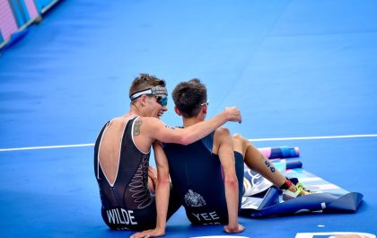 Hayden Wilde omarmt olympisch kampioen Alex Yee nadat die hem in de slotfase klopte in Parijs (foto: World Triathlon)