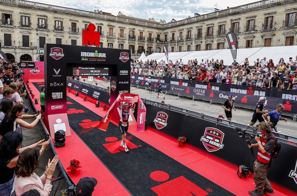 Antonio Benito en Kat Matthews winnen snelle Ironman Vitoria-Gasteiz, Laidlow gediskwalificeerd