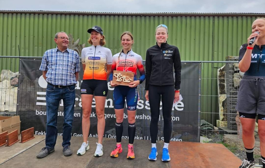 Winnares Marie Luyckx tussen Lore Vanclooster en Amber Lecompte op het podium van de triatlon van Eeklo (foto: MTV)