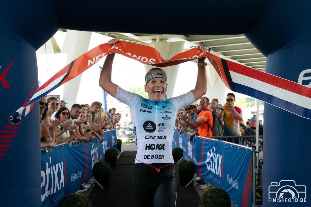 Marlene De Boer wint de Cave Triathlon in Kanne en is Nederlands kampioene halve triatlon (foto: Finishfoto.be/Jim De Sitter)