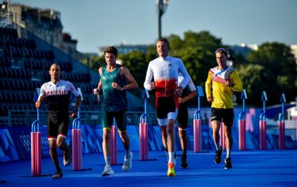 Marten Van Riel (rechts) tijdens de verkenning van het loopparcours (foto: World Triathlon/Wagner Araujo)