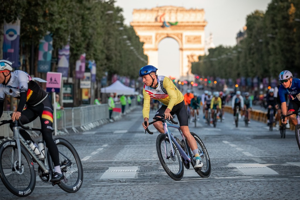 Marten Van Riel bij de parcoursverkenning van de olympische triatlon in Parijs (foto: World Triathlon/Wagner Araujo)