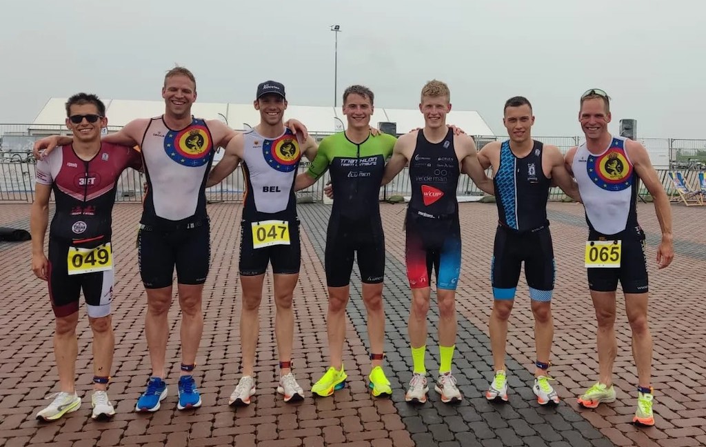 De hoofdrolspelers van het militair kampioenschap triatlon met derde van rechts Stef Corthouts als nieuwe kampioen (foto: Defensie/Kurt Preem)