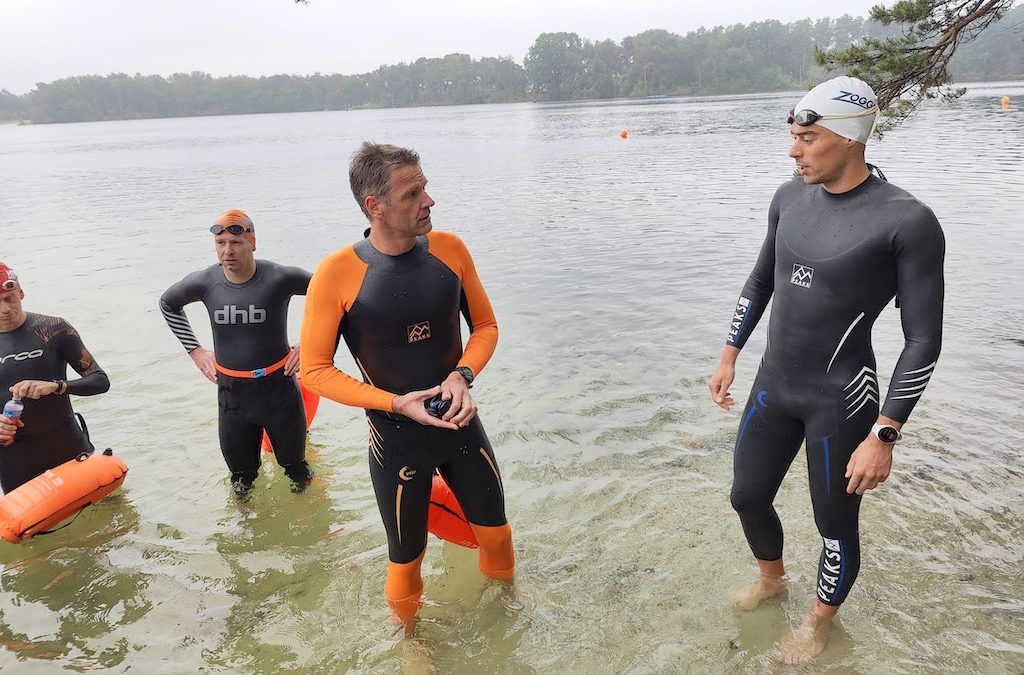 Openwater zwemmen en Peaks wetsuits testen in Vosselare Put op 30 juli