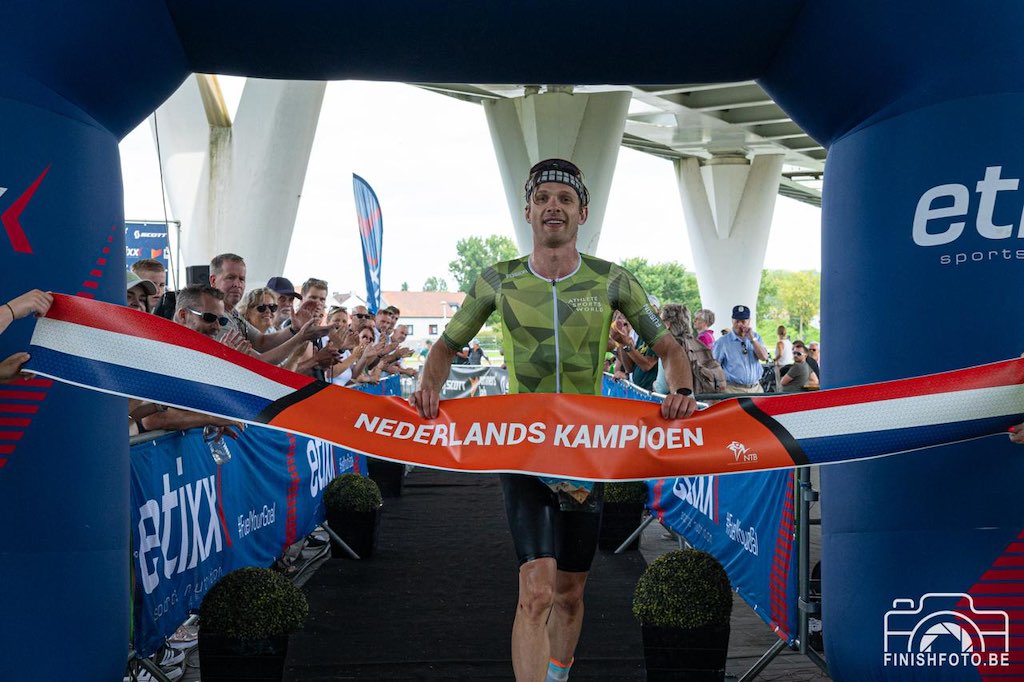 Pim Van Diemen wordt tweede in Kanne en pakt de Nederlandse titel halve triatlon (foto: Finishfoto.be/Jim De Sitter)