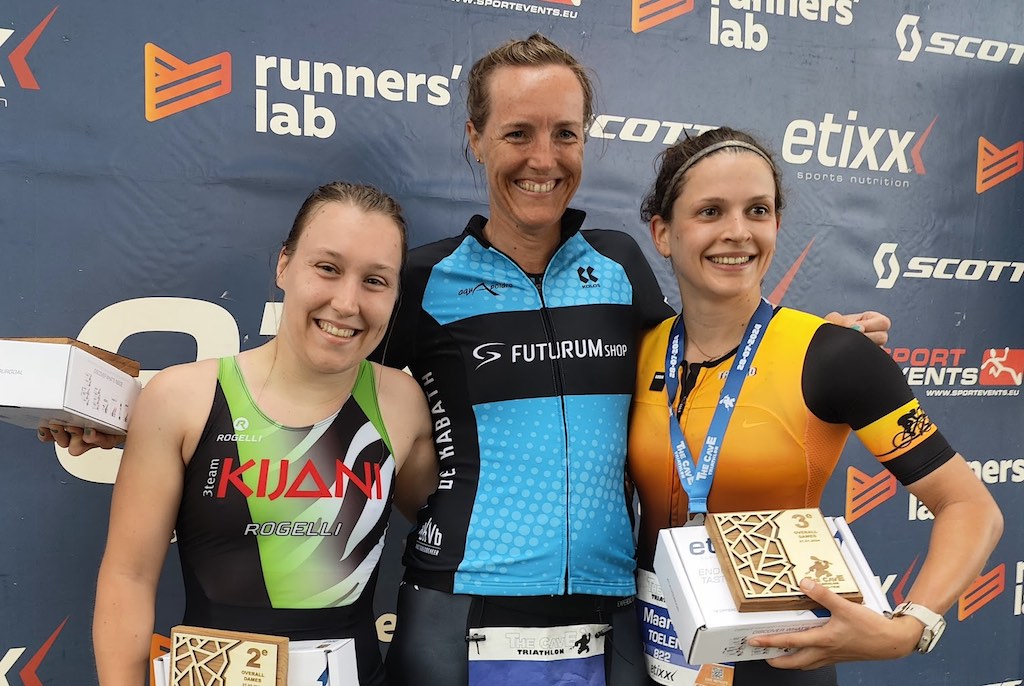 Rina Zijgers tussen Joyce Caro en Anneleen Van Der Schoepen op het podium van de Cave triatlon (3athlon.be)