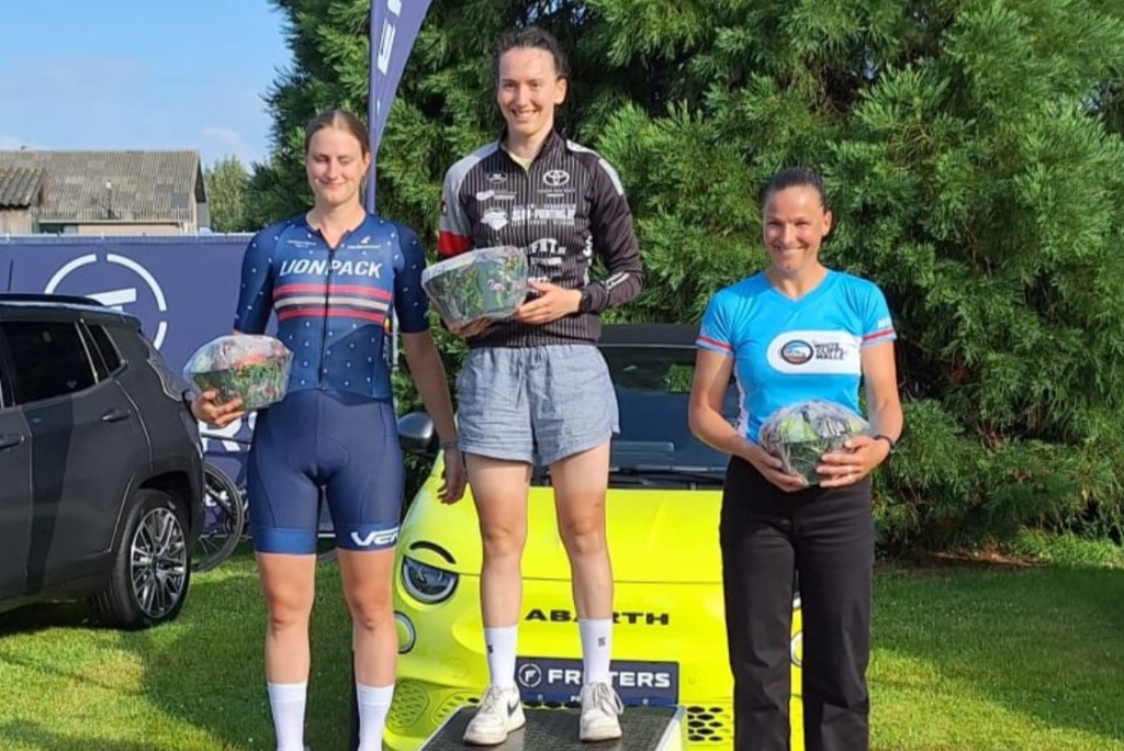 Ruth Vermeiren op het podium van de duatlon van Loenhout (foto: Duatlon Loenhout RR)