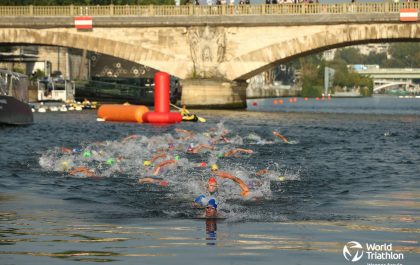 Het zwemonderdeel van de triatlon in de Seine tijdens het olympisch testevent in Parijs (Foto: World Triathlon/Wagner Araujo)