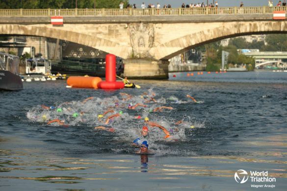 Het zwemonderdeel van de triatlon in de Seine tijdens het olympisch testevent in Parijs (Foto: World Triathlon/Wagner Araujo)