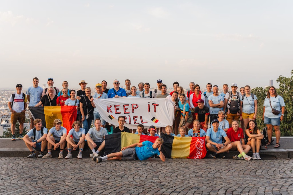 De supporters uit Wuustwezel houden er toch de sfeer in ondanks de uitgestelde triatlon in Parijs (foto: Gemeente Wuustwezel/Ward Callens)