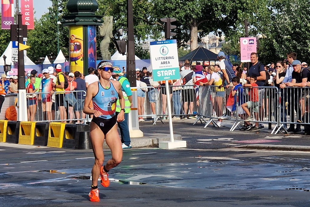 Jolien Vermeylen tijdens de run op de olympische triatlon in Parijs (foto: 3athlon.be/Julie Van Gysel)