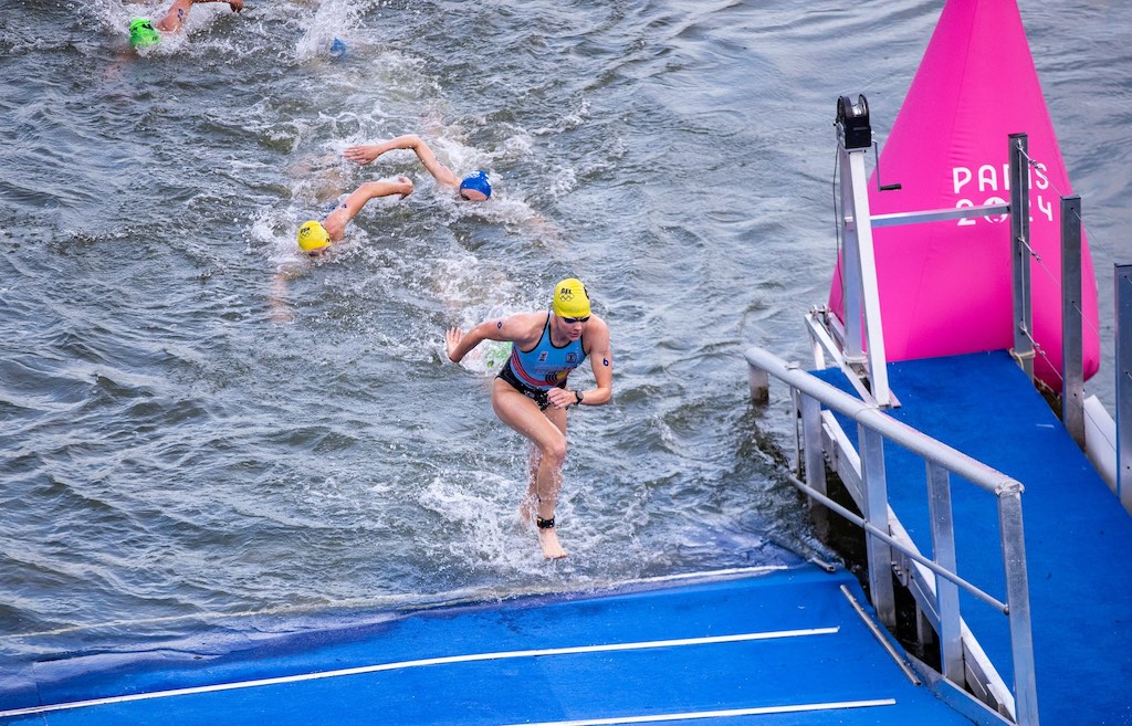 Jolien Vermeylen bij de swim exit in de olympische triatlon in Parijs (foto: World Triathlon)