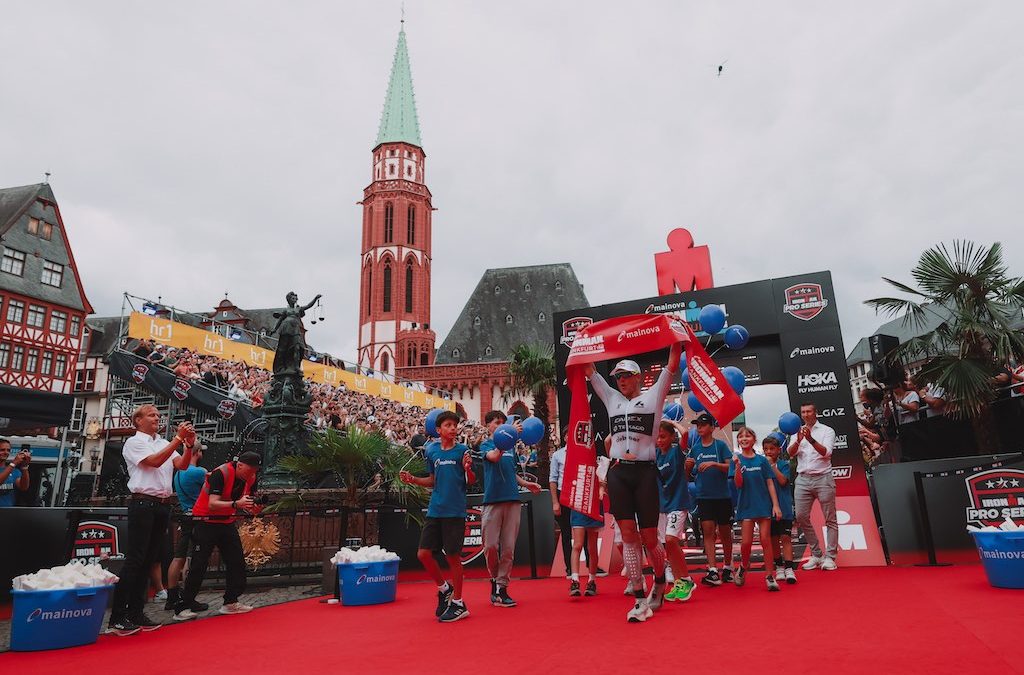 Als de nood het hoogst is… Zelfs sanitaire stop houdt Blummenfelt niet tegen in Ironman Frankfurt