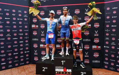 Rodriguez tussen Patrick Lange en Clement Mignon op het podium van Ironman Texas (foto: Kyle Rivas/Getty Images for IRONMAN)