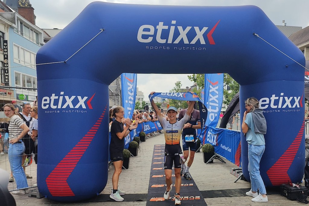 Lize Paridaens wint de triatlon in Deinze (foto: 3athlon.be)