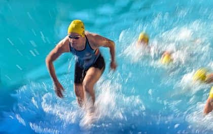 Mit Wittemans komt als eerste uit het water in de halve finale van het EK sprinttriatlon in Balikesir (foto: 3athlon.be)