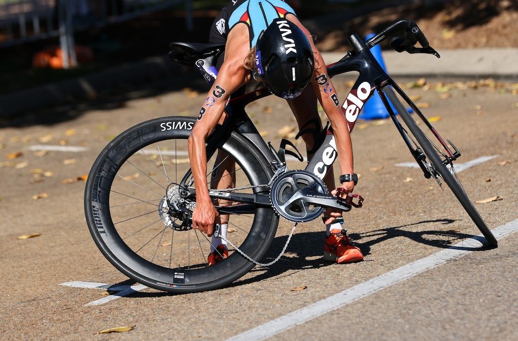 Valpartij en vastgelopen ketting kost België medaille in magere 2×2 Mixed Team Relay op WK Duatlon