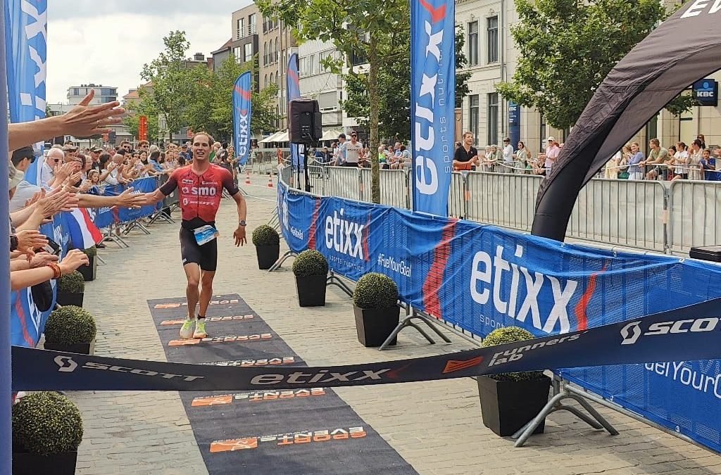 Simon De Cuyper en Lize Paridaens winnen spannende duels in long distance city triatlon Deinze