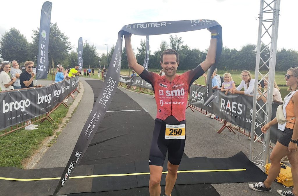 Tom Vander Hoogerstraete domineert opnieuw in kwarttriatlon Jabbeke, Jonie Vanhoutte wint na spannend slot