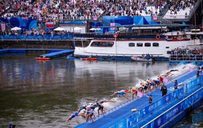 De zwemstart bij de vrouwen in de olympische triatlon in Parijs (foto: World Triathlon)