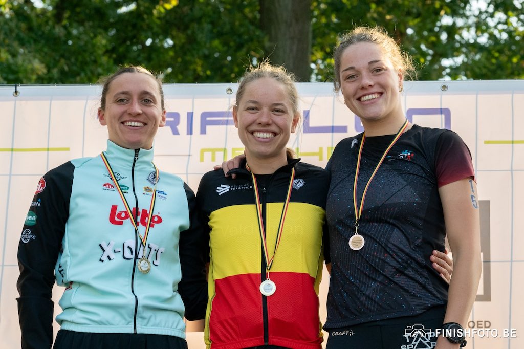 Het podium bij de vrouwen op het BK in Hofstade (foto: Finishfoto.be/Jim De Sitter)