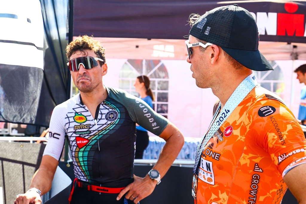 Greg Van Avermaet met Jelle Wallays aan de finish van de 70.3 Ironman Knokke-Heist (foto: 3athlon.be/David Pintens)