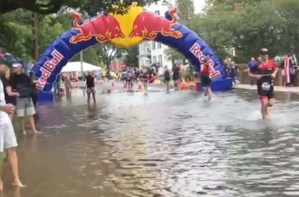 Overstromingen teisteren Ironman Maryland, triatleten tot aan de knieën door het water op loopparcours