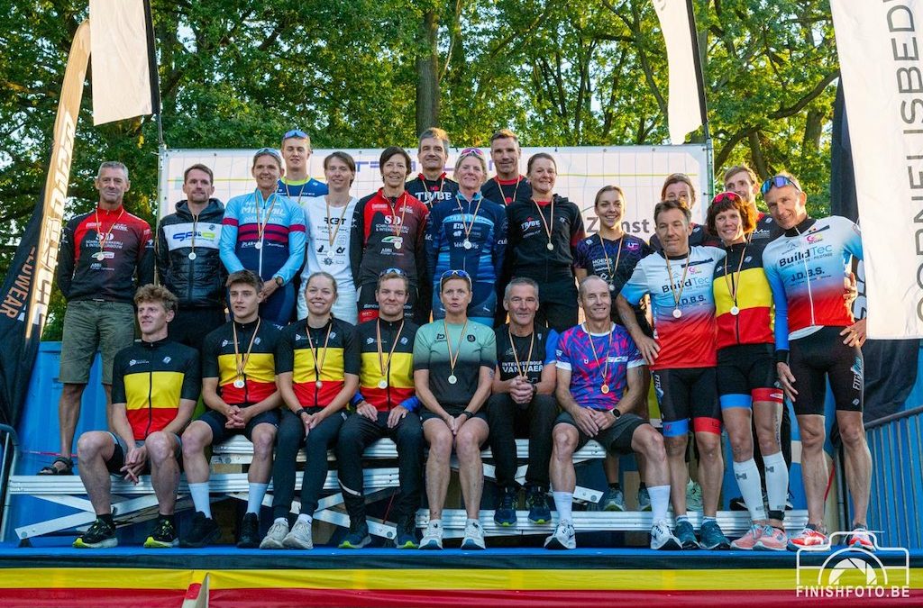 Alle kampioenen en medaille winnaars van het BK kwarttriatlon in Hofstade op een rij