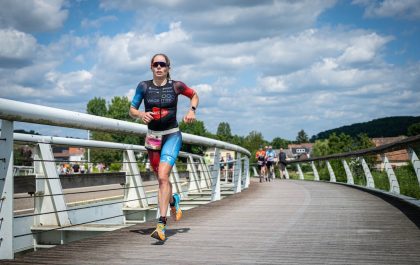 Katrien Verstuyft eerder dit seizoen in de Cave triatlon in Kanne (foto: Jim De Sitter)