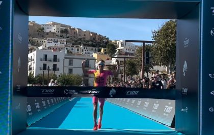 Marten Van Riel wint T100 Ibiza Triatlon (foto: screenshot 3athlon.be)